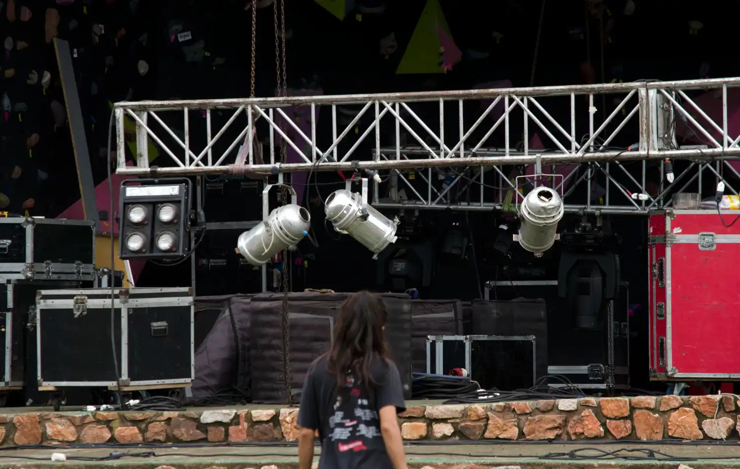 Personal técnico ajustando el sonido para eventos en directo