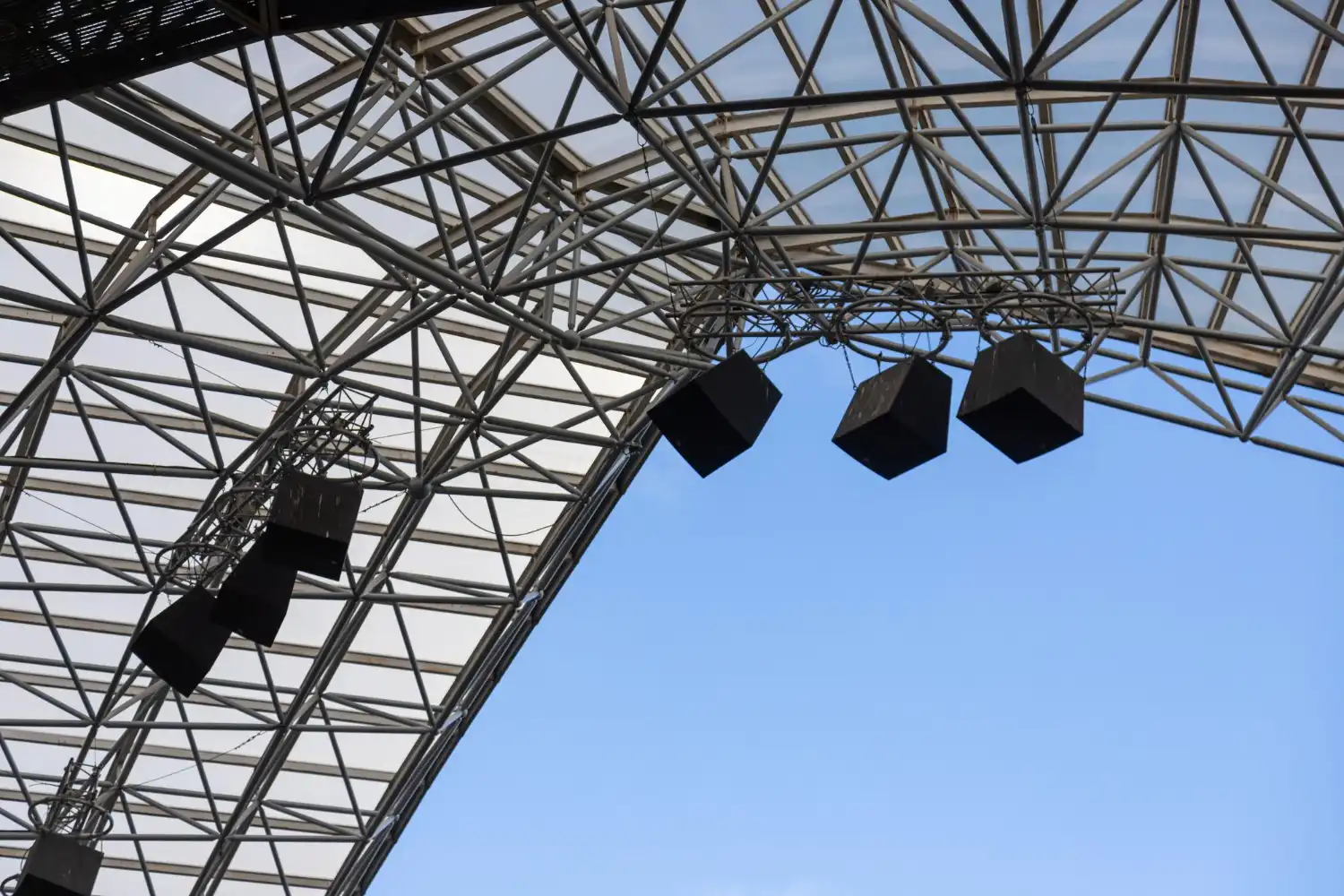 Evento con iluminación y sonido profesional al aire libre